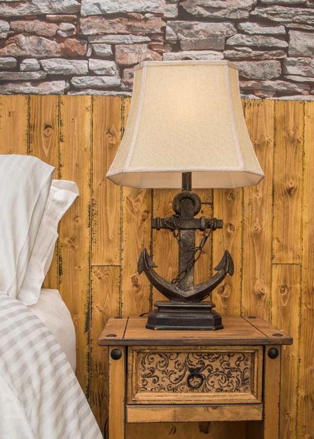 Deluxe Rustic Charlestown Themed Apartment セント・オーステル エクステリア 写真